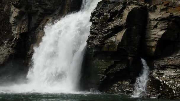 Linville Falls Medium Shot Slow Motion — Stockvideo