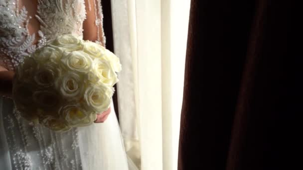 Sposa Tenendo Bel Mazzo Sposa Fiori Bianchi Accanto Alla Luce — Video Stock