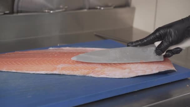 Close Shot Chef Cleaning Preparation Slicing Fresh Salmon Fillet — Vídeo de Stock