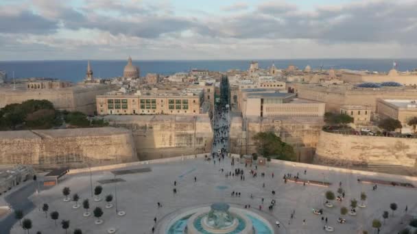 Drohnenflug Über Der Hauptstadt Von Malta Vom Haupteingang Piazza Und — Stockvideo