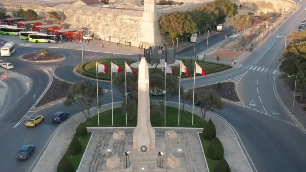 Ulusal Bayrak Malta Nın Başkenti Valletta Daki Savaş Anıtı Nın — Stok video