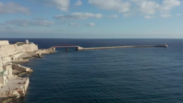 マルタの首都 バレッタのグランドハーバー 防波堤の空中ドローン映像 — ストック動画
