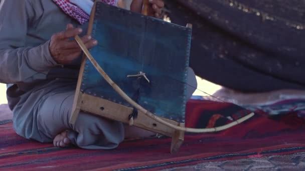 Homem Beduíno Vestido Tradicional Tocando Instrumento Música Tradicional Jordânia — Vídeo de Stock