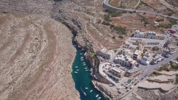 地中海の海岸線に沿った自然の谷の空中ドローン撮影 Wied Zurrieq Malta — ストック動画