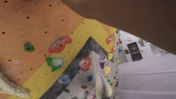 室内攀岩 一个男人在室内攀爬体育馆里跳出了一条路 在Pov中被捕 — 图库视频影像