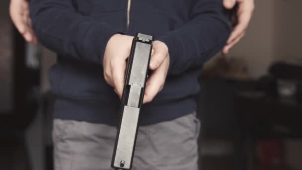 Padre Enseñando Hijo Cómo Cargar Una Pistola Juguete Nueve Milímetros — Vídeos de Stock