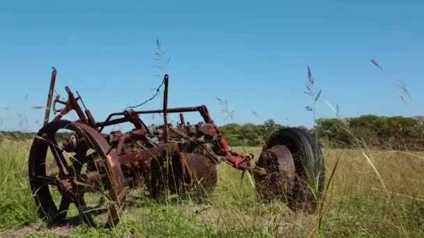 Een Roestige Tractor Een Boerderij Landelijk Amerika Midden Schot — Stockvideo