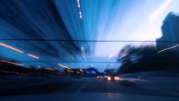 夕暮れ時の交通量で忙しい通りで車のリアフロントガラスPovハイパーラプス — ストック動画