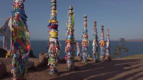 Shaman Rock Totem Pólos Topo Penhasco Cape Burkhan Ilha Olkhon — Vídeo de Stock