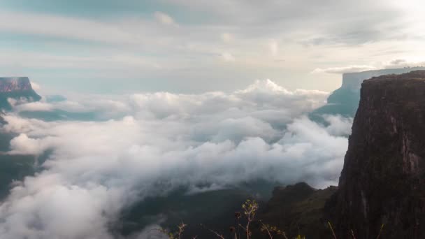 Tijdstip Dramatische Wolkenformaties Tussen Roraima Tepui Kukenan — Stockvideo