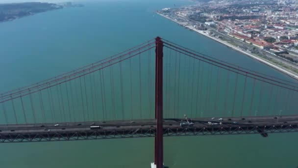 Снимок Беспилотника Сверху Вниз Моста Апреля Лиссабоне Португалия — стоковое видео