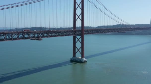 Aerial Drone Shot Lisbon Kwietnia Bridge Tagus River Lizbona Portugalia — Wideo stockowe