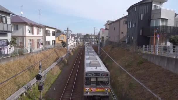 Zug Tokio Fährt Durch Nachbarschaft Tamagawa — Stockvideo
