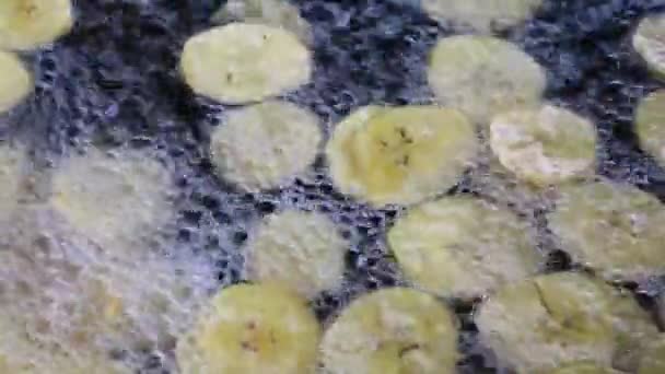 烹调油炸大锅 油炸大锅在沸腾的油中漂浮 接近油炸大锅 香蕉片在沸腾的油中 烹饪小菜一碟 — 图库视频影像