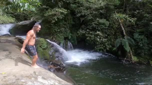 Dövmeleri Uzun Saçları Olan Genç Atletik Bir Adam Aşağıdaki Nehrin — Stok video