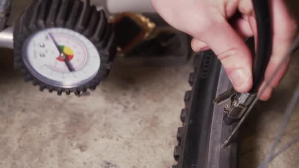 自行车修理包 用压缩机和压力计充气空自行车轮胎 — 图库视频影像