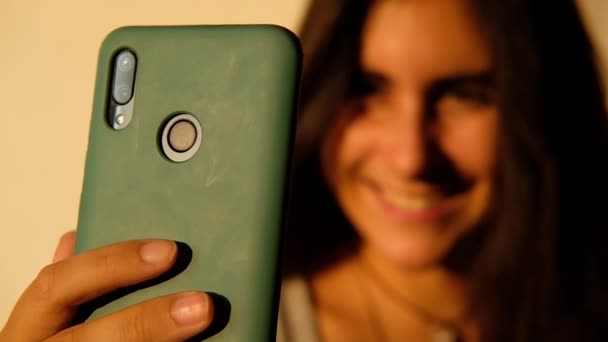 Cep Telefonu Kamerasıyla Konuşan Odaksız Doğal Bir Kız Ilık Işık — Stok video