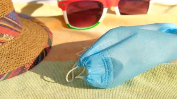 Verão Pandemia Coronavírus Máscara Médica Protetora Óculos Sol Toalha — Vídeo de Stock