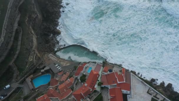 空中トップダウンポルトガルのリスボンにあるプライア アゼンハス マルの崖に衝突する波の眺め — ストック動画