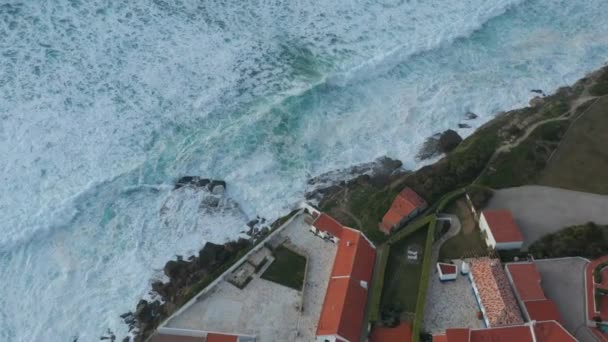 Primer Plano Drone Aéreo Shot Ocean Waves Estrellándose Contra Los — Vídeos de Stock