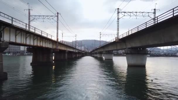 Due Ponti Ferroviari Attraversano Fiume Inclinazione Lenta — Video Stock