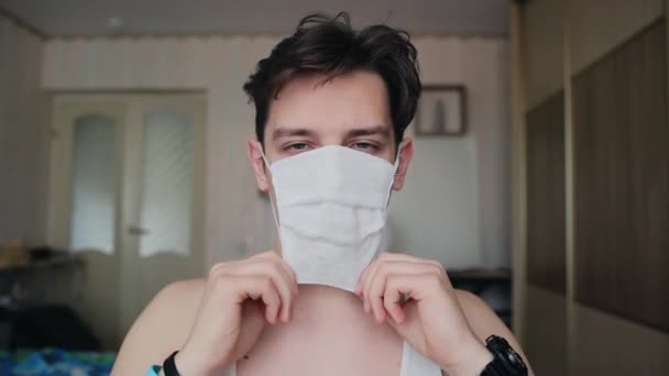 Genç Adam Önce Takıyor Sonra Maskesini Çıkarıyor Adam Öfkeyle Maskesini — Stok video