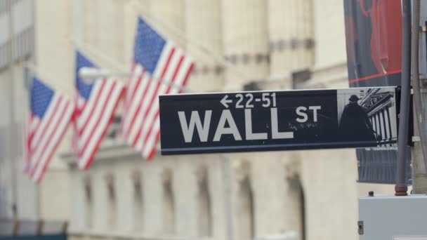 Wall Street Sign Financial District New York Dengan Tiga Bendera — Stok Video