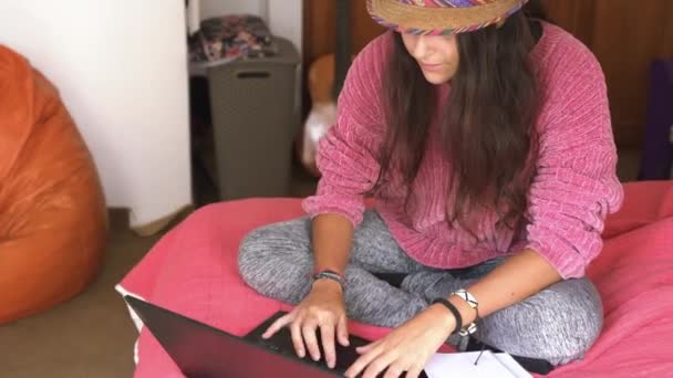 Mladá Dívka Psaní Svém Notebooku Sedí Posteli — Stock video