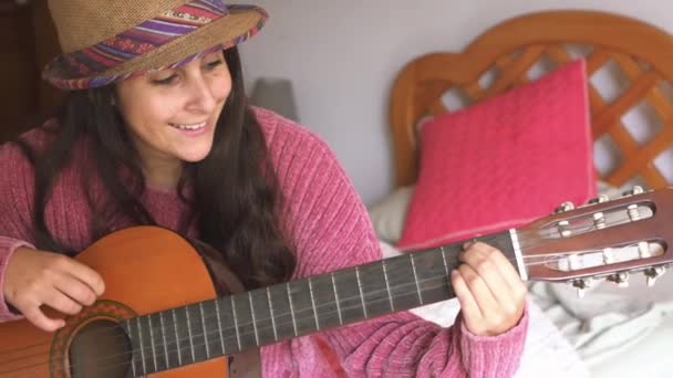 Menina Tocando Guitarra Quarto Luz Dia — Vídeo de Stock