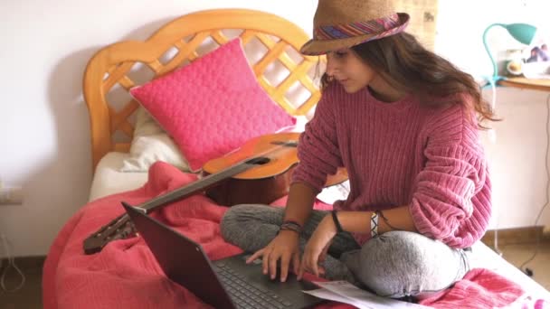 Jovem Mulher Digitando Seu Laptop Sentado Cama Quarto — Vídeo de Stock