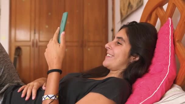 Chica Riendo Haciendo Video Chat Usando Teléfono Móvil Cama — Vídeos de Stock