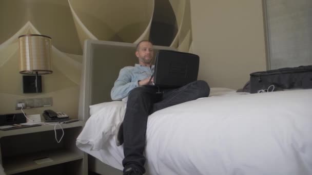 Ένας Μεσήλικας Λευκός Κάθεται Ξαπλώνει Ξαπλωμένος Στο Κρεβάτι Του Σύγχρονου — Αρχείο Βίντεο