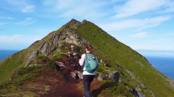 Молодая Брюнетка Идет Своими Сапогами Рюкзаком Тропе Ведущей Вершину Горы — стоковое видео