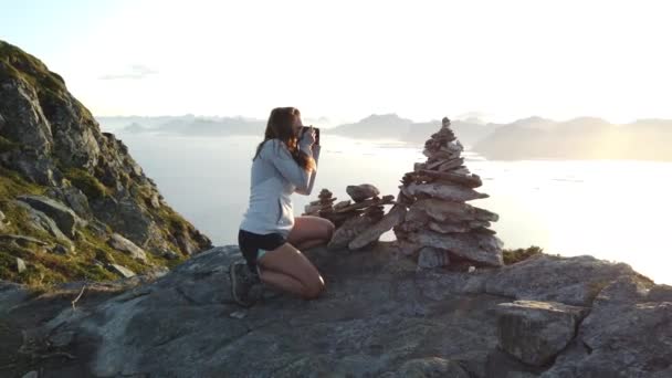 Une Jeune Femme Aux Cheveux Longs Est Assise Prend Une — Video