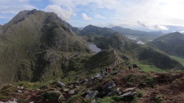 Grupo Excursionistas Están Caminando Por Sendero Desde Cima Montaña Mannen — Vídeo de stock