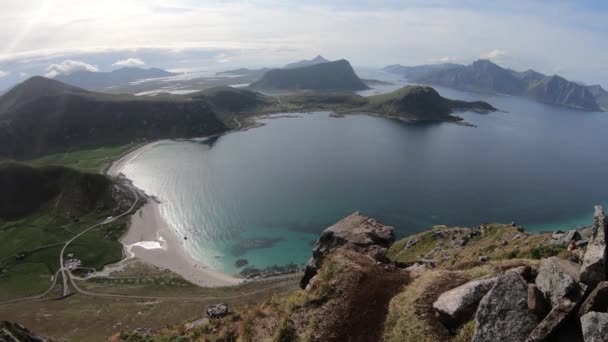 노르웨이 로포텐에 산에서 하우스 해변으로 아름다운 풍경이 펼쳐진다 과푸른 — 비디오