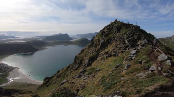 Grupo Excursionistas Están Caminando Por Sendero Hasta Cima Montaña Mannen — Vídeo de stock