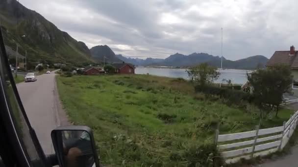 Широкий Снимок Окна Фургона Проезжающего Через Фьорды Лофотена Норвегия Въезжающего — стоковое видео