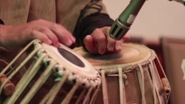 Médio Perto Homem Mãos Batendo Fora Ritmo Par Tambores Tabla — Vídeo de Stock