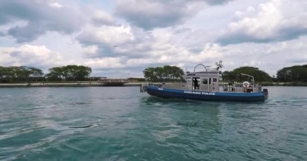 Chicago Polisi Yaz Partisi Sezonunda Teknelerini Yanımızdan Yüzdürüyor Lakeshore Yolu — Stok video