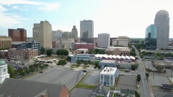 Aerial Wide Ditembak Atas Moravian Church Dengan Winston Salem Skyline — Stok Video