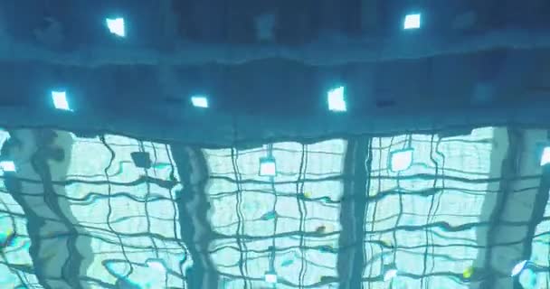 Piscina Cubierta Vista Submarina Superficie Del Agua Mueve Lentamente Por — Vídeo de stock