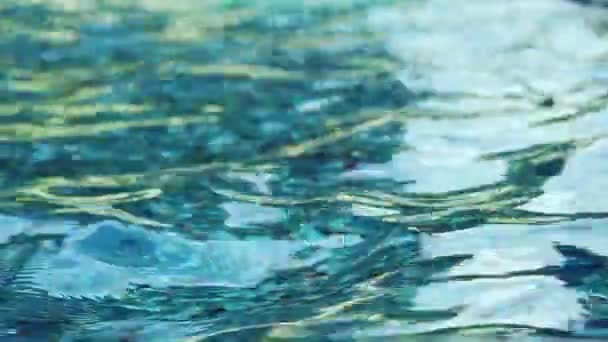 Blaues Aqua Wasser Fließt Und Plätschert Den Wunschbrunnen — Stockvideo