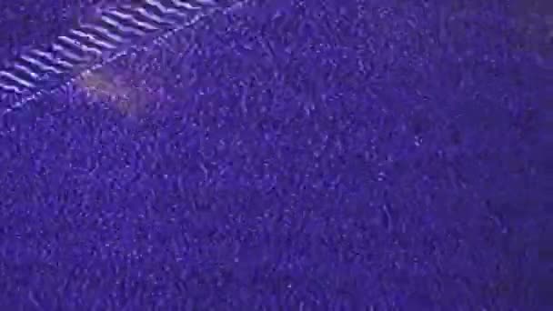 Телевизор Вырубился Статический Белый Шум Тонированный Фиолетовым Цветом Исходит Поверхности — стоковое видео