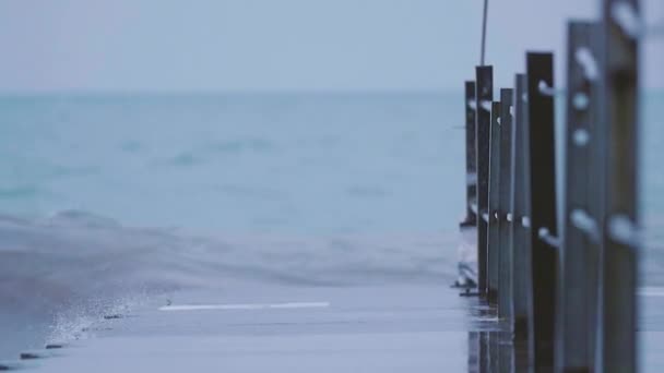 Patrząc Dół Molo Wielkie Jeziora Szary Mglisty Dzień Atmosferze Fale — Wideo stockowe
