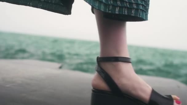 Gölde Uzun Siyah Ayakkabılarıyla Yürüyen Japon Bir Kadının Ayaklarına Sıçrıyor — Stok video