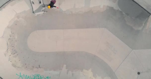 Chica Patinadora Skatepark Una Chica Patinadora Monta Hace Algunos Trucos — Vídeo de stock