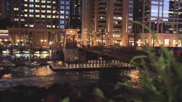 Ponte Rio Chicago Atravessando Noite Águas Fluem Sob Uma Ponte — Vídeo de Stock