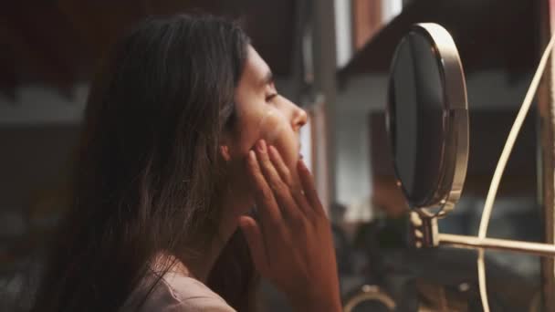 Die Attraktive Brünette Legt Sich Sanft Gesichtscreme Auf Ihr Gesicht — Stockvideo