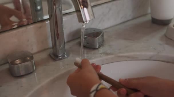 Frau Spült Eine Zahnbürste Mädchen Hände Putzen Zahnbürste — Stockvideo